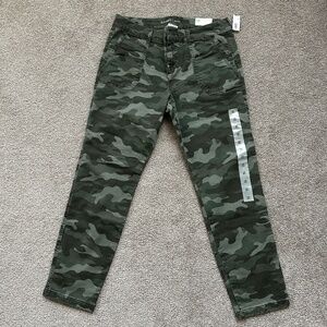 NWT Old Navy Women's Pixie Chino Utility Ankle Length Camo Pants Size 10